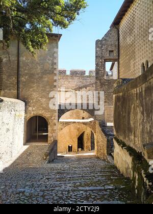 Die Steinmauern und der Turm der berühmten Caetani Burg von Sermoneta, kleine mittelalterliche Stadt in der Region Latium. Italien Stockfoto