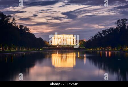 Lincoln Denkmal, in Washington D.C., USA. Nachtlandschaft mit Reflexen im Wasser und Lichtern im Denkmal Stockfoto