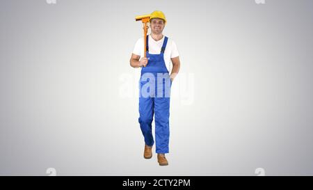 Mann mit Putzmopp läuft und lächelt vor der Kamera Verlauf Stockfoto
