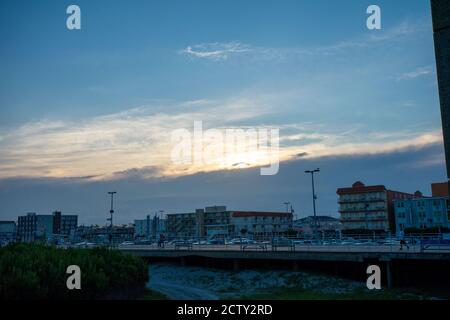 Ein wunderschöner blauer und orangefarbener Sonnenuntergang über dem Boardwalk In Wildwood New Jersey Stockfoto