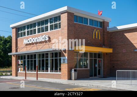 McDonalds Fast-Food-Restaurant im Außenbereich in Tewksbury, Massachusetts in New England Stockfoto