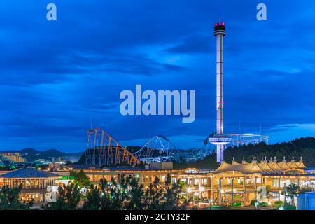 yokohama, japan - juli 19 2020: Panorama-Nachtansicht des Vergnügungsparks des yokohama hakkeijima Meer-Paradies mit den beleuchteten Attraktionen von Stockfoto