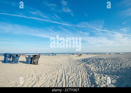 Ein wunderschöner Himmel über einem belebten Strand in Wildwood Neu Trikot Stockfoto