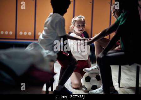 Die kleinen Fußballspieler in einem Umkleideraum bereit für Das Spiel Stockfoto