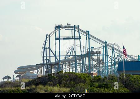 Eine Aufnahme eines großen Metall-Roller Coaster aus der Ferne Stockfoto