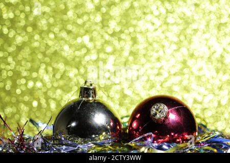 Weihnachtshintergrund gelb mit Bokeh und weihnachtskugeln Stockfoto