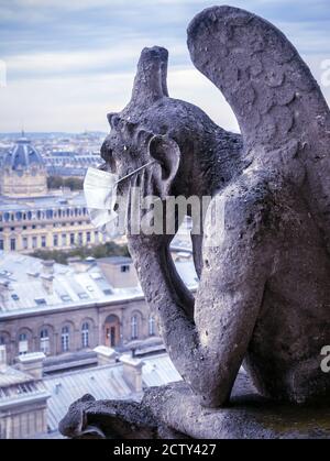 COVID-19 Coronavirus in Frankreich, chirurgische Maske auf dem Gargoyle von Notre Dame in Paris. Wahrzeichen geschlossen wegen Corona Virus World Pandemie. Konzept von trav Stockfoto