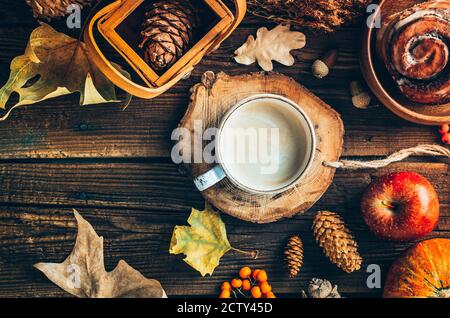 Herbstkonzept. Köstlicher Kaffee auf Holzhintergrund Stockfoto