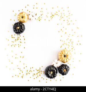 Goldrahmen verziert mit schwarzem und goldenem Halloween Kürbis und Lametta mit Platz für Text. Isoliert auf weißem Hintergrund. Flach liegend, Draufsicht. Stockfoto