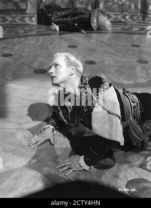 LAURENCE OLIVIER und FELIX AYLMER als der tote Polonius in Die Schlafkammer-Szene im WEILER 1948 spielt Regisseur LAURENCE OLIVIER William Shakespeare Musik William Walton Two Cities Films / General Filmvertrieb (GFD) Stockfoto