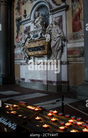 Das Grab von Galileo Galilei in der Basilika Santa Croce Florenz, Italien Stockfoto