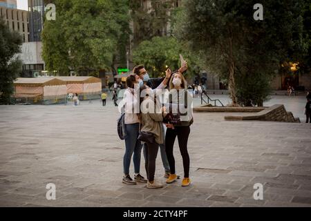 25. September 2020, Barcelona, Katalonien, Spanien: Eine Gruppe von Menschen mit Gesichtsmasken interagieren im Zentrum von Barcelona. Am Donnerstagabend meldete das spanische Gesundheitsministerium 10,653 neue Infektionen, womit die offizielle Zahl seit Beginn der Pandemie auf mehr als 700,000 gestiegen ist. Quelle:Jordi Boixareu/Alamy Live News Stockfoto