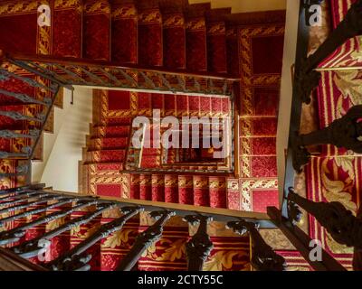 Rote viereckige Treppe mit Teppich und Blick nach unten Stockfoto