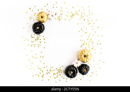 Goldrahmen verziert mit schwarzem und goldenem Halloween Kürbis und Lametta mit Platz für Text. Isoliert auf weißem Hintergrund. Flach liegend, Draufsicht. Stockfoto