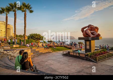 Parque del Amor (Liebespark) auf El Malecón im Stadtteil Miraflores von Lima, Peru, mit Skulptur des umarmenden Paares "Barque del Amor" von Víctor Del Stockfoto