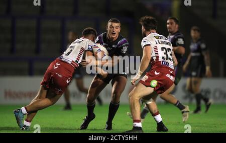 Wakefield Trinity's Jordan Crowther (Mitte) wird von den Wigan Warriors Oliver Partington (links) und Joe Shorrocks während des Betfred Super League Spiels im Halliwell Jones Stadium, Warrington, angegangen. Stockfoto