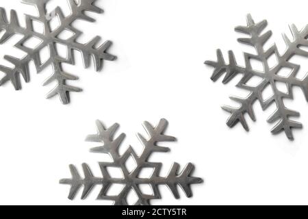 Silberne Schneeflocke Formen. Weihnachtsbaumschmuck oder Ornamente. Weihnachtszeit Konzept. Isoliert auf Weiß. Stockfoto
