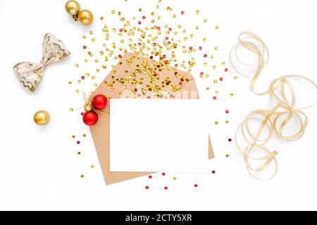 Schreibtisch im Stil mit Umschlag, leerer Karte und Weihnachtsdekorationen. Flach liegend. Mockup-Vorlage. Blick von oben Stockfoto