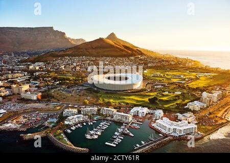 Blick aus der Vogelperspektive auf Kapstadt, mit Kapstadt-Stadion, Tafelberg, Lions Head und V&A Waterfront Stockfoto