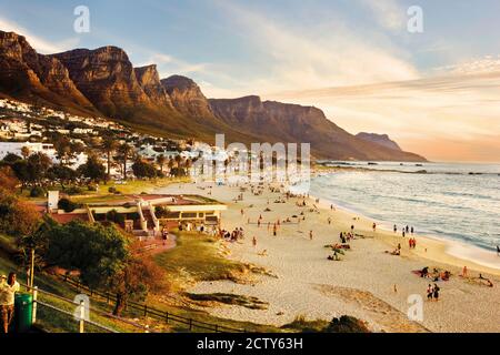 Camps Bay Beach & Twelve Apostles Mountain, Kapstadt, Südafrika Stockfoto