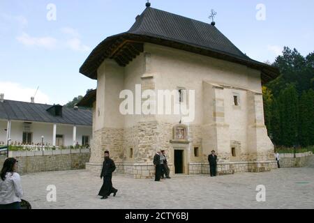 Außenansicht der christlich-orthodoxen Kirche aus dem 16. Jahrhundert im Kloster Pangarati, Kreis Neamt, Rumänien Stockfoto