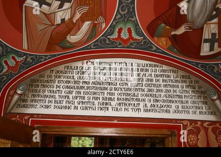 Christlich-Orthodoxes Pangarati Kloster, Neamt County, Rumänien. Inschrift zur Geschichte der Kirche aus dem 16. Jahrhundert. Stockfoto