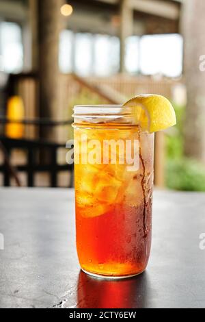 Ein Glas süßen Tees oder Eistee in einem Einmachglas auf einem Restauranttisch am Lake Martin Alabama, USA. Stockfoto
