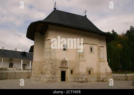 Außenansicht der christlich-orthodoxen Kirche aus dem 16. Jahrhundert im Kloster Pangarati, Kreis Neamt, Rumänien Stockfoto