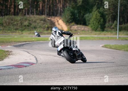 Motorrad Übung in einer schnellen Ecke auf der Strecke gelehnt. Stockfoto