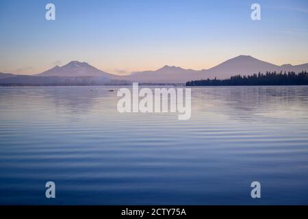 Crane Prairie Reservoir, South Sister und Mount Bachelor; Deschutes National Forest, Cascade Mountains, Zentral-Oregon. Stockfoto