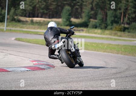 Motorrad Übung in einer schnellen Ecke auf der Strecke gelehnt. Stockfoto