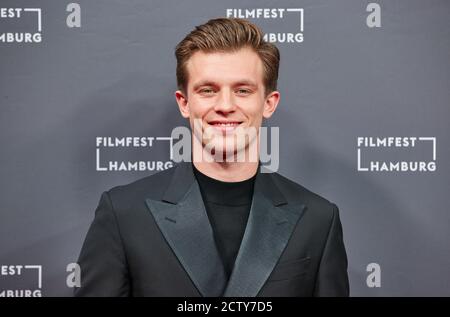 Hamburg, Deutschland. September 2020. Jannis Niewöhner, Schauspieler, kommt zur Premiere seines Films 'Cortex' beim Filmfest Hamburg. Quelle: Georg Wendt/dpa/Alamy Live News Stockfoto