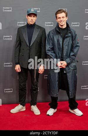 Hamburg, Deutschland. September 2020. Die Schauspieler Marc Hosemann (l.) und Jannis Niewöhner kommen zur Premiere ihres Films 'Cortex' beim Filmfest Hamburg. Quelle: Georg Wendt/dpa/Alamy Live News Stockfoto