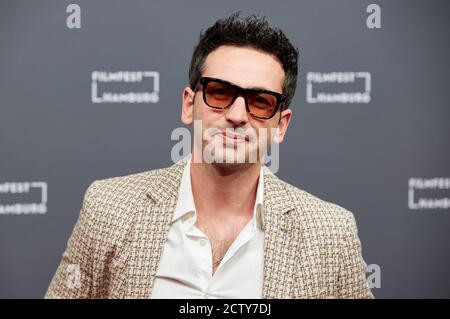 Hamburg, Deutschland. September 2020. Arnel Taci, Schauspieler, kommt zur Premiere seines Films 'Cortex' beim Filmfest Hamburg Credit: Georg Wendt/dpa/Alamy Live News Stockfoto