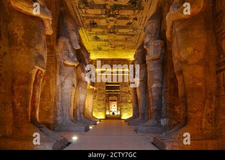 Abu Simbel, Ägypten - im Inneren des großen Tempels von Ramses II in Abu Simbel. Stockfoto