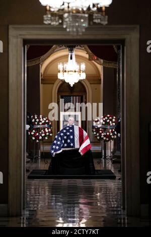 (200925) -- WASHINGTON, 25. September 2020 (Xinhua) -- die Schatulle der verstorbenen US-Oberste Richter Ruth Bader Ginsburg liegt im Staat in der Statuarhalle des US-Kapitols in Washington, DC, die Vereinigten Staaten, am 25. September 2020. (Sarah Silbiger/Pool via Xinhua) Stockfoto