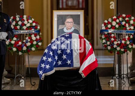 (200925) -- WASHINGTON, 25. September 2020 (Xinhua) -- die Schatulle der verstorbenen US-Oberste Richter Ruth Bader Ginsburg liegt im Staat in der Statuarhalle des US-Kapitols in Washington, DC, die Vereinigten Staaten, am 25. September 2020. (Shawn Thew/Pool über Xinhua) Stockfoto