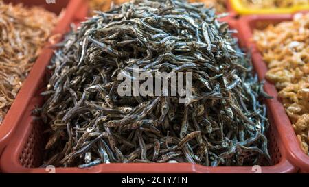 Ein Stallverkäufer, der trockenen Garnelenfisch und verschiedene Zutaten in einem beliebten Markt verkauft, wo viele traditionelle Lebensmittel gekauft werden können, in Taiwan. Kaufen Stockfoto