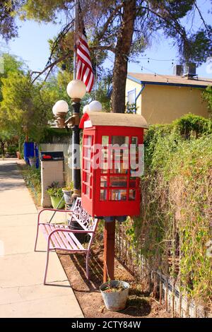 Street Library Box in Form einer roten Londoner Telefonbox Gesehen in Tucson AZ Stockfoto