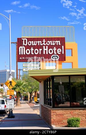 Das riesige Straßenschild für das neue Downtown Motor Hotel an der S Stone Avenue in Tucson, Arizona, USA Stockfoto