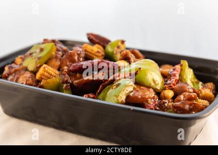 Große Schüssel mit Kung Pao Huhn zeigt den Glanz von würziger Sauce und Fleisch. Stockfoto
