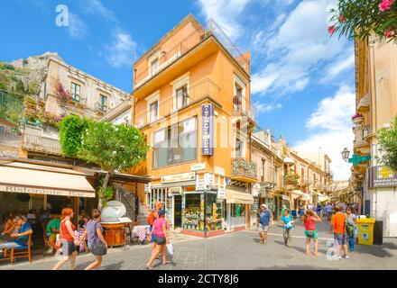 Langen Abschnitt des Corso Umberto in Taormina, Italien auf der Mittelmeerinsel Sizilien an einem warmen Sommertag mit Massen von Touristen Stockfoto