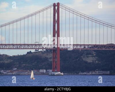 April 25 Hängebrücke über die Mündung des Tejo. Lissabon, Portugal Stockfoto