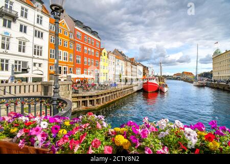 Vorhängeschlösser und Blumenkästen säumen eine Brücke des Nyhavn Kanal in der bunten Altstadt von Kopenhagen Dänemark Stockfoto