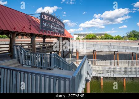 Der Cedar Street Bridge Public Market mit Geschäften und Restaurants entlang des Sand Creek River und Lake Pend Oreille in Sandpoint, Idaho, USA im Sommer. Stockfoto