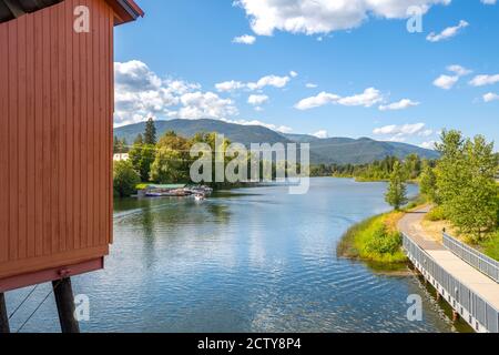 Blick auf den Sand Creek River, der entlang der Stadt Sandpoint, Idaho, in der Nähe von Lake Pend Oreille, von der Cedar St Bridge in der Innenstadt fließt. Stockfoto