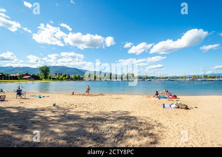 Der Sandstrand am Lake Pend Oreille und Sand Creek im Bergresort Sandpoint, Idaho. Stockfoto