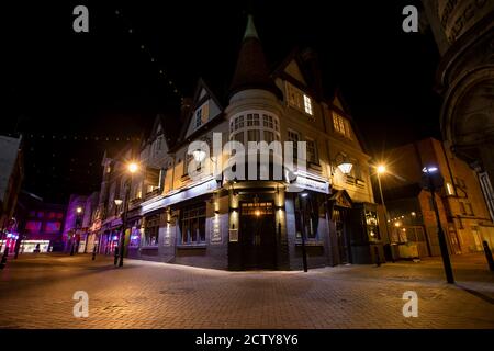 Am ersten Freitagabend wurden die Pubs aufgrund der Sperrstunde der Regierung in Northampton am Freitag, den 25. September 2020 geschlossen. (Kredit: Leila Coker, Kredit: MI Nachrichten & Sport /Alamy Live Nachrichten Stockfoto