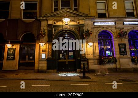 Am ersten Freitagabend wurden die Pubs aufgrund der Sperrstunde der Regierung in Northampton am Freitag, den 25. September 2020 geschlossen. (Kredit: Leila Coker, Kredit: MI Nachrichten & Sport /Alamy Live Nachrichten Stockfoto