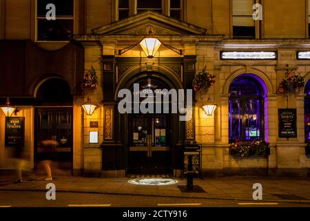 Am ersten Freitagabend wurden die Pubs aufgrund der Sperrstunde der Regierung in Northampton am Freitag, den 25. September 2020 geschlossen. (Kredit: Leila Coker, Kredit: MI Nachrichten & Sport /Alamy Live Nachrichten Stockfoto